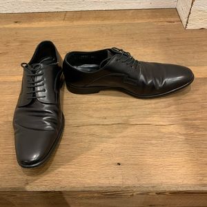 Dolce & Gabbana calfskin lace up derby shoes.